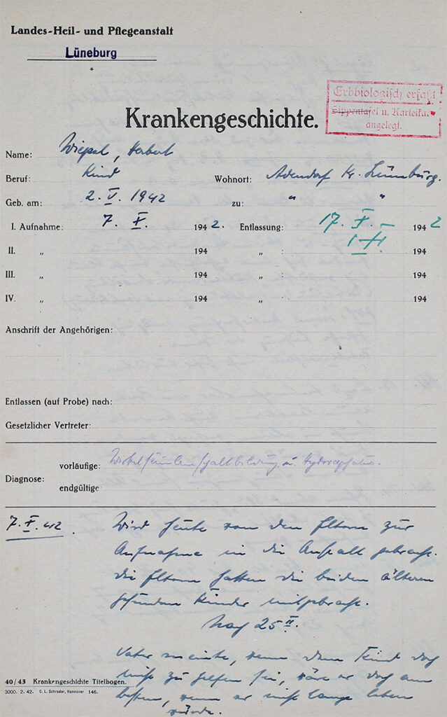 Die Krankengeschichte ist leicht vergilbt. Die gedruckten Vorgaben sind handschriftlich ausgefüllt. Neben der Überschrift ist ein roter Stempel. Dieser besagt: »Erbbiologisch erfasst. Sippentafel und Karteikarte angelegt.« Das Wort Sippentafel ist durchgestrichen.