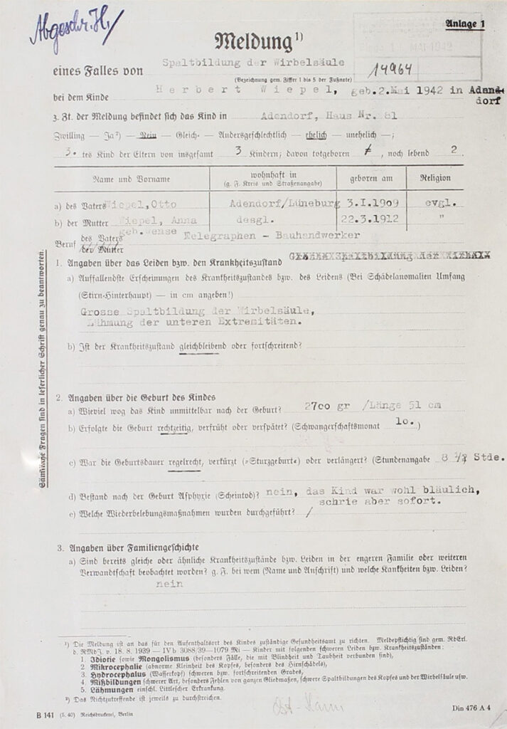 Der Vordruck wurde mit der Schreibmaschine ausgefüllt. Das Papier ist gelocht. Oben links befindet sich eine Anmerkung. Sie ist mit blauer Tinte geschrieben. Unten steht etwas mit Bleistift geschrieben. Beide Anmerkungen sind nur teilweise lesbar.