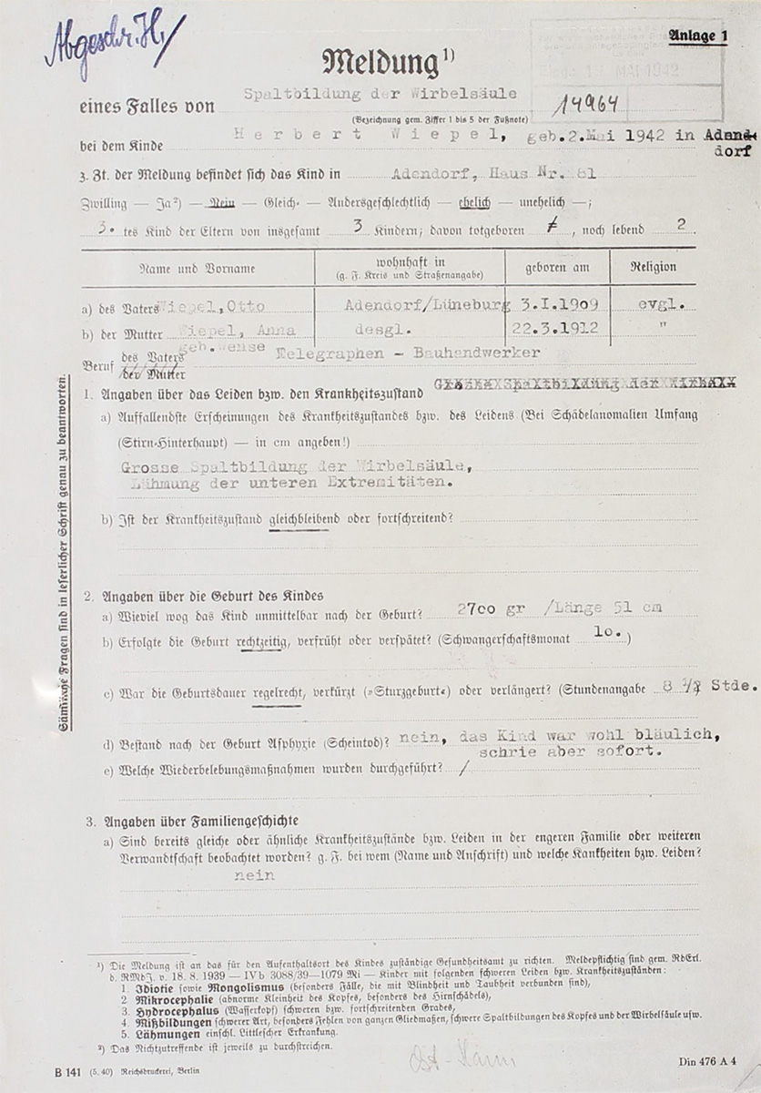 Der Vordruck wurde mit der Schreibmaschine ausgefüllt. Das Papier ist gelocht. Oben links befindet sich eine Anmerkung. Sie ist mit blauer Tinte geschrieben. Unten steht etwas mit Bleistift geschrieben. Beide Anmerkungen sind nur teilweise lesbar.