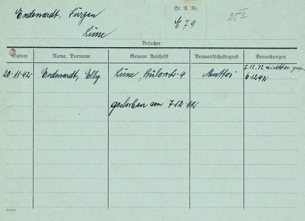 Das Papier ist hellgrün und gelocht. In eine vorgedruckte Tabelle sind handschriftlich mit blauer Tinte der Name und die Adresse von Elly Endewardt, ihr Verwandtschaftsverhältnis zu ihrem Sohn Jürgen und das Datum ihres Besuchs eingetragen. Über der Tabelle steht der Name von Jürgen Endewardt. In der Spalte »Bemerkungen« rechts in der Tabelle steht in einer anderen Handschrift mit schwarzer Tinte »5.12.42 Direktor gespr.«. Zwei Zeilen unter den übrigen Eintragen steht der Vermerk »gestorben am 7.12.42«.