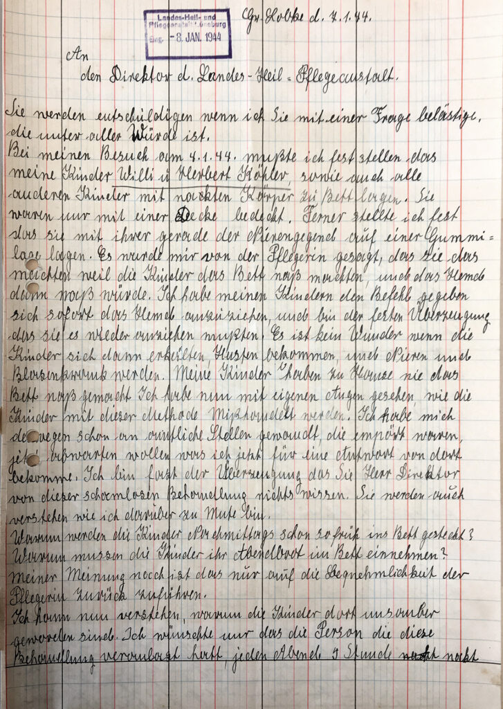 Der Brief ist auf liniertem Schulpapier geschrieben. Das Papier ist vergilbt. Die Handschrift ist sehr gleichmäßig und ordentlich. Der Brief ist eineinhalb Seiten lang. Die Antwort wurde auf der der zweiten Briefseite mit schwarzem Füller ebenfalls handschriftlich verfasst. Die Schrift ist deutlich schlechter lesbar und auf den freien Platz unter dem Brief auf das Papier geschrieben.