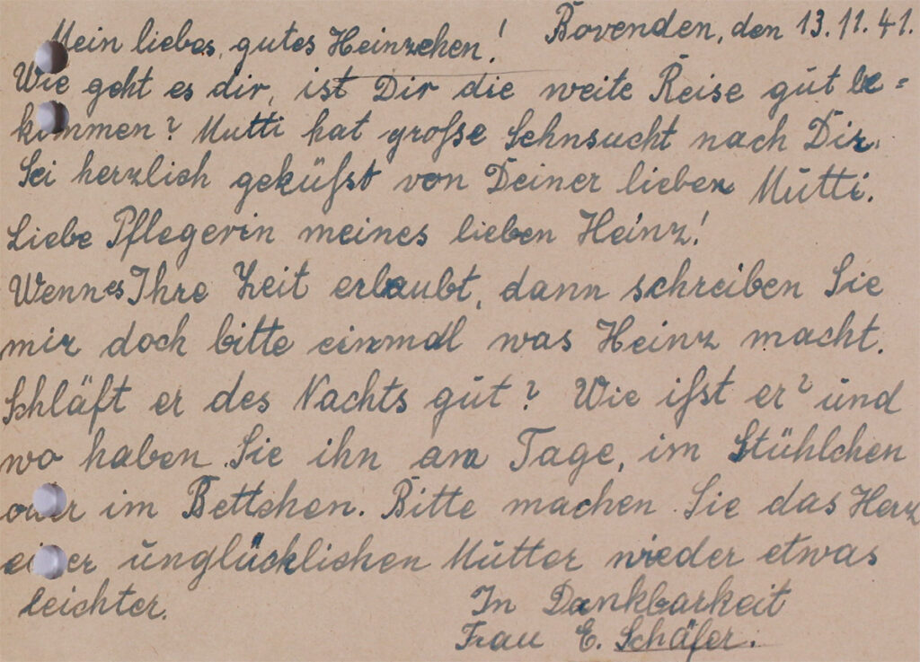 Es ist ein gelbliches grobes Papier. Die Postkarte ist mit gleichmäßiger Handschrift geschrieben. Die Postkarte ist gelocht.
