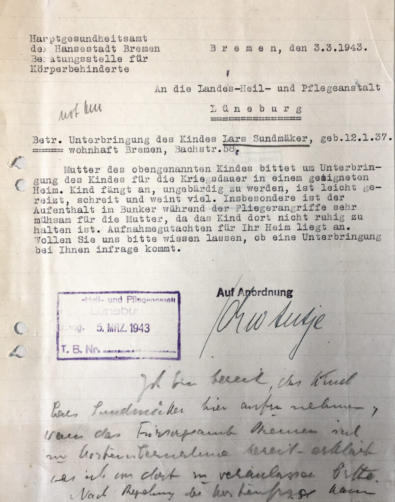 Das Schreiben ist eine Seite lang. Die erste Hälfte ist mit Handmaschine gedruckt. Und handschriftlich unterschrieben. In der unteren Hälfte ist eine handschriftliche Notiz mit Bleistift vorgenommen. Das Dokument ist leicht vergilbt.