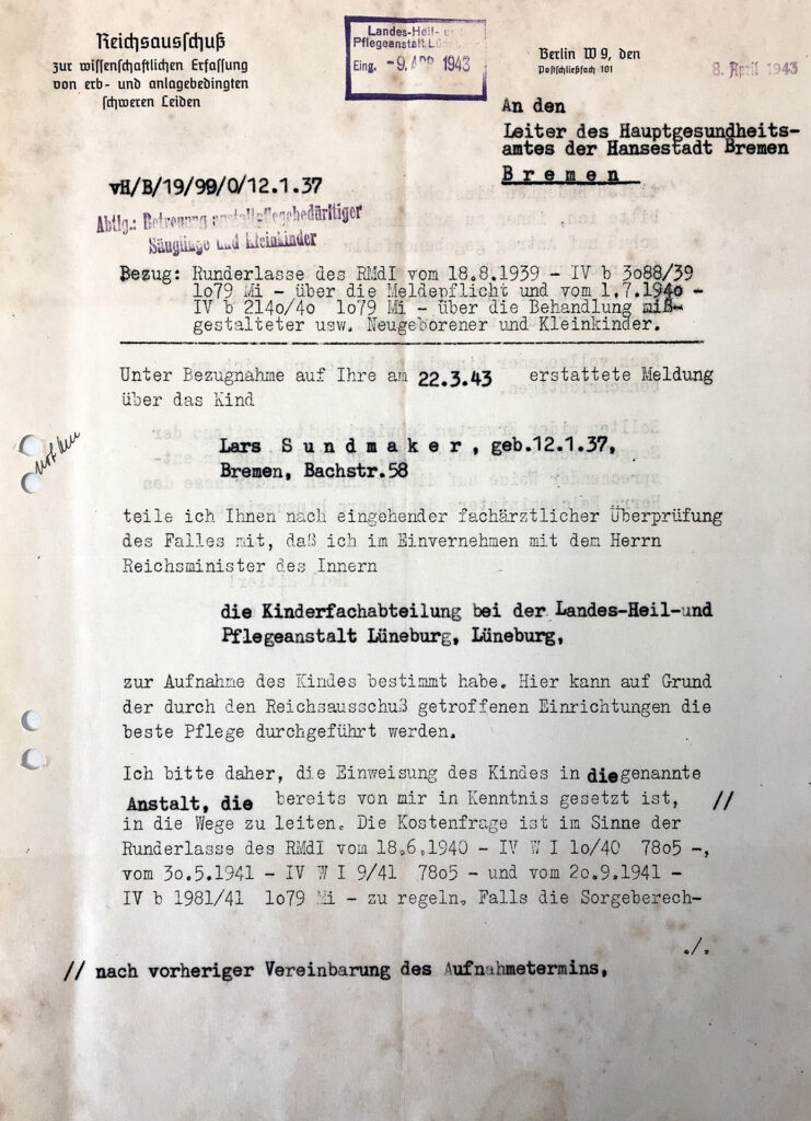 Die Einweisung ist leicht vergilbt. Sie ist eng bedruckt und mit Schreibmaschine verfasst. Angaben zu Lars Sundmäker und der »Kinderfachabteilung« Lüneburg sind dick gedruckt. Das Schreiben ist handschriftlich unterschrieben.