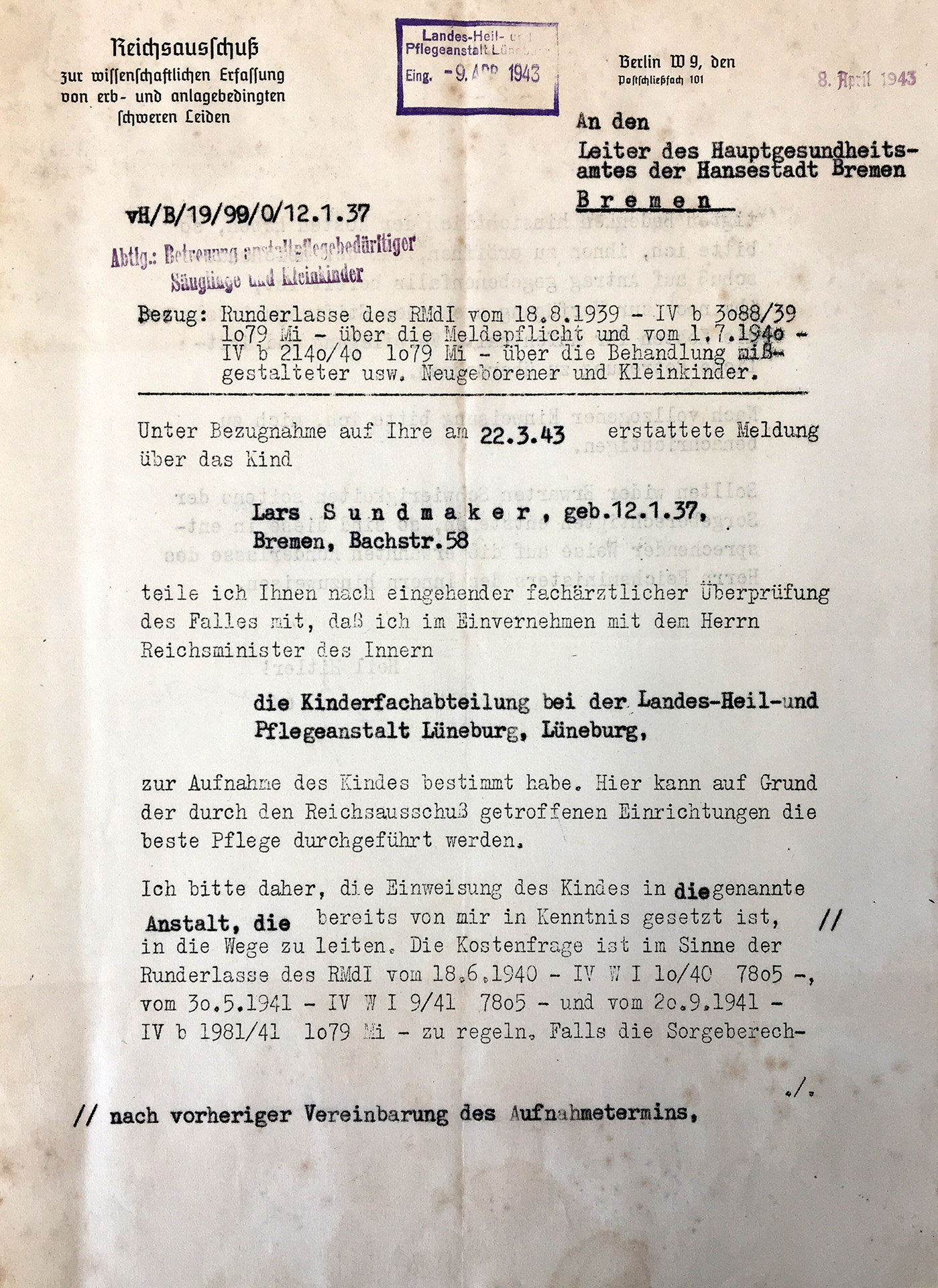 Die Einweisung ist leicht vergilbt. Sie ist eng bedruckt und mit Schreibmaschine verfasst. Angaben zu Lars Sundmäker und der »Kinderfachabteilung« Lüneburg sind dick gedruckt. Es gibt keine Unterschrift.