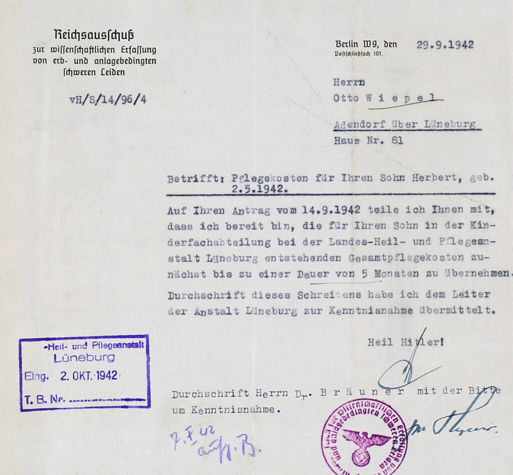Es ist ein vergilbtes quadratisches Blatt. Es ist das Briefpapier des Reichsausschusses. Es ist mit der Schreibmaschine ausgefüllt, handschriftlich unterschrieben und mit dem Reichsadler abgestempelt.