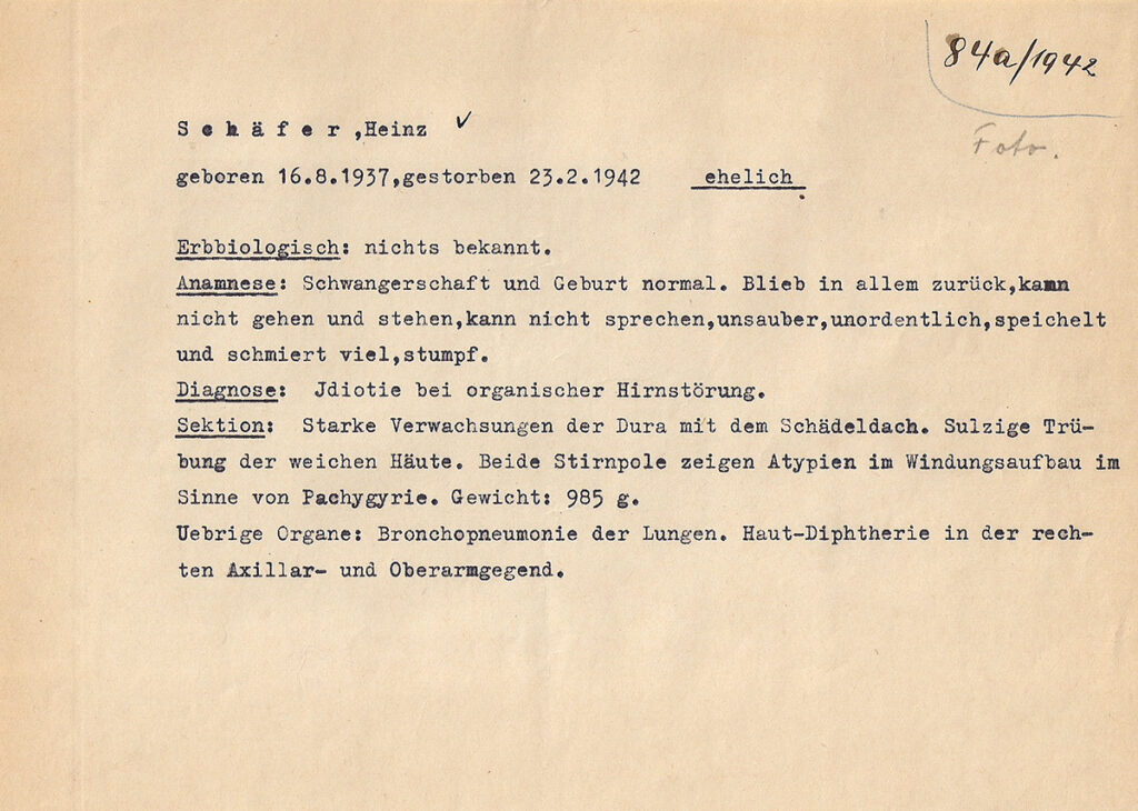 Die Mitschrift füllt eine halbe Seite. Sie ist vergilbt. Sie ist mit der Schreibmaschine geschrieben.