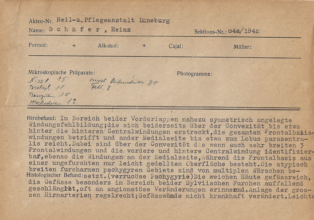 Die Mitschrift wurde in eine Vorlage eingetragen. Die Kategorien sind mit der Schreibmaschine ausgefüllt. Nur die Notizen zu mikroskopischen Präparaten sind handschriftlich vorgenommen.