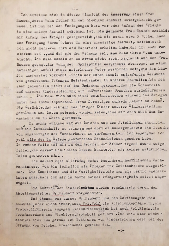 Die Mitschrift ist eng mit Schreibmaschine geschrieben. Das Papier ist vergilbt.