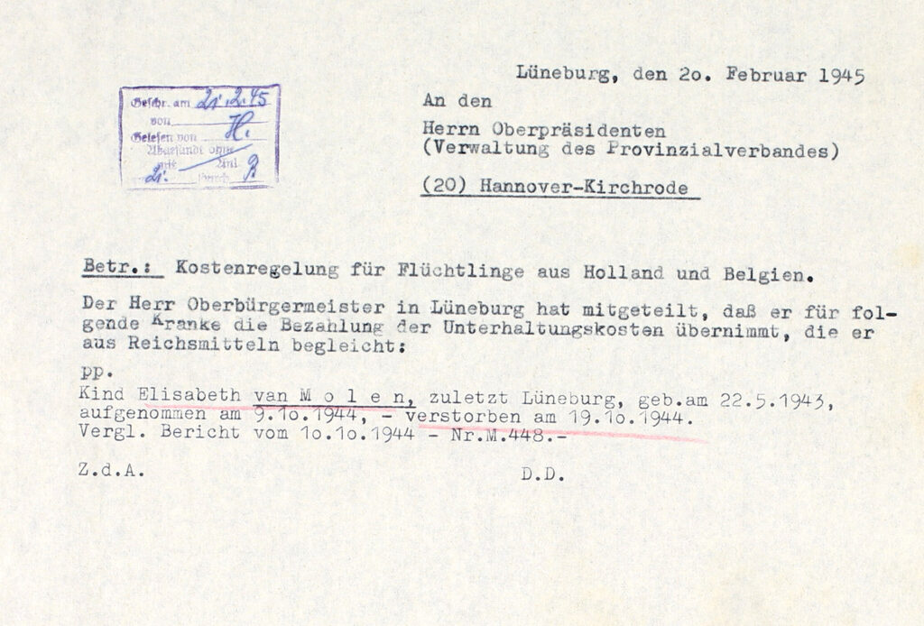 Die Notiz ist auf einem kleinen Papier. Es ist mit der Schreibmaschine geschrieben.