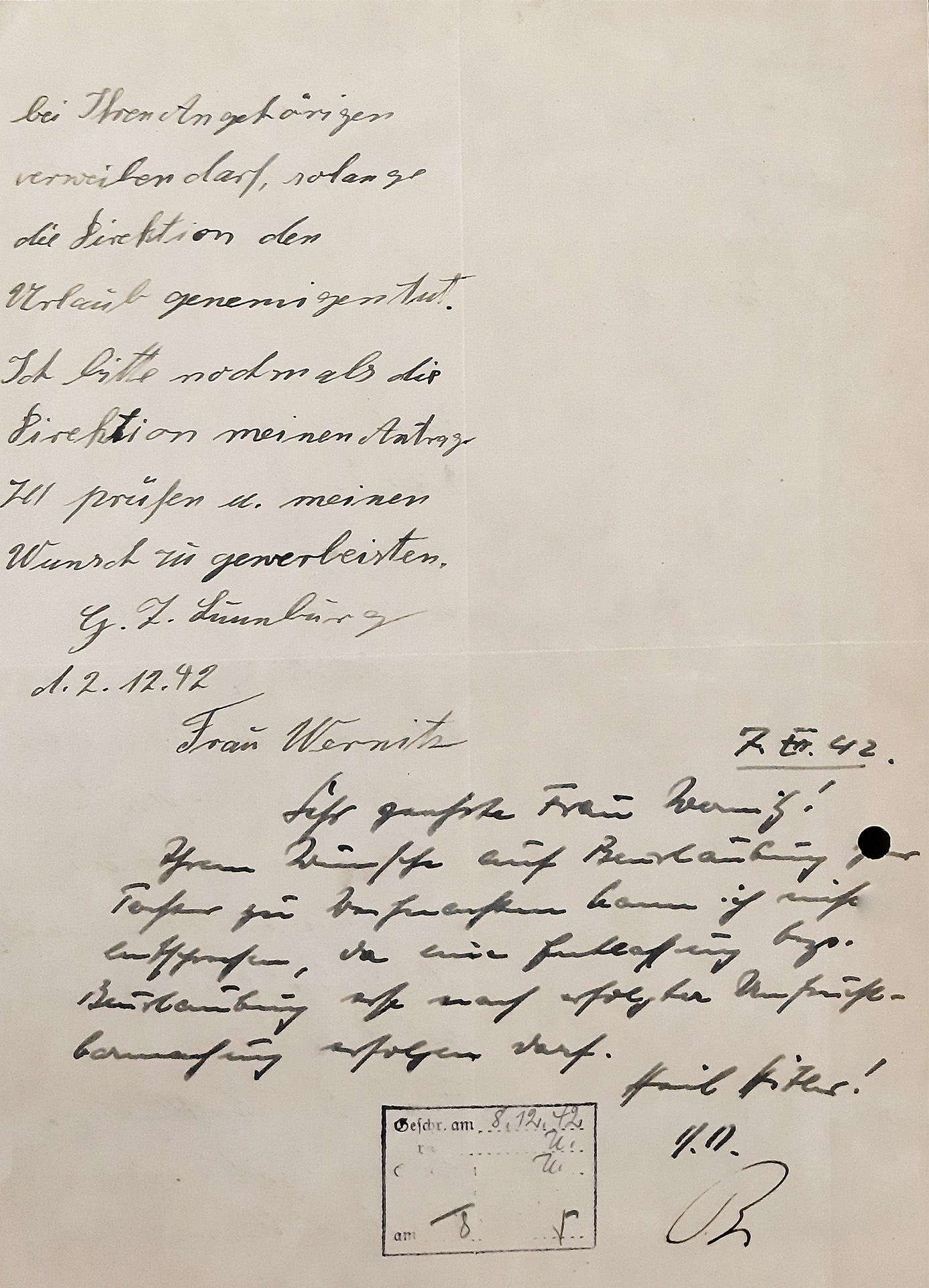 Der Urlaubsantrag ist mit gleichmäßiger Handschrift verfasst. Das Papier ist leicht vergilbt und gelocht. Es ist mittig längs gefaltet und der Antragstext nur auf einer Seite der Faltung geschrieben. Die Antwort von Max Bräuner steht darunter. Sie ist in einer schwer lesbaren Handschrift verfasst und von ihm unterschrieben.