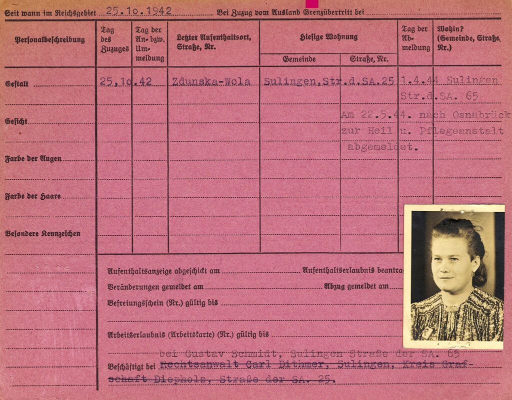 Die Kennkarte ist eine Karteikarte. Sie ist aus einem rosa Karton. Darauf sind alle persönlichen Daten erfasst. Unten rechts befindet sich ein schwarzweißes Porträtfoto von Jadwiga Krulikowski. Aus dem Bild ist sie etwa 23 Jahre alt. Sie trägt ein geblümtes Sommerkleid, an dem ein Abzeichen mit einem "P" (für Polnisch) angeheftet ist. Ihre Haare sind hochgesteckt und sie trägt Ohrringe. Der Verschluss des Kragens ist von einer ovalen Brosche verdeckt. Sie lächelt. Auf der Karte steht, dass sie seit Oktober 1942 Zwangsarbeiterin ist. Als Beruf ist Haushaltsgehilfin und Schneiderin angegeben.