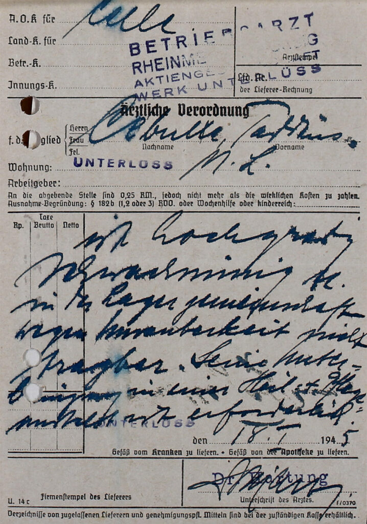 Der vorgedruckte Rezeptzettel ist handschriftlich ausgefüllt. Mit blauer Tinte. Die Handschrift ist schwungvoll.