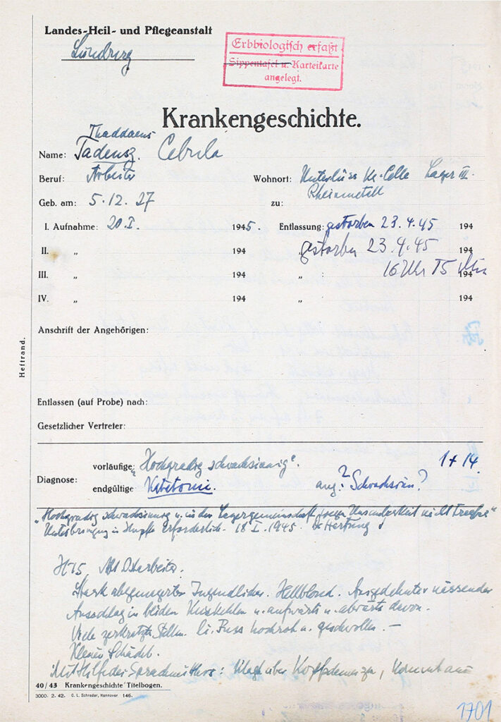 Der Vordruck der Krankengeschichte ist handschriftlich ausgefüllt. Mit blauer Tinte. Die Handschriften sind unterschiedlich. Auf der Vorderseite befindet sich ein roter Stempel. Darin steht: »Erbbiologisch erfaßt. Sippentafel u. Karteikarte angelegt.«