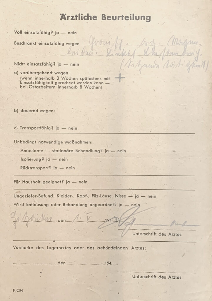 Die Ärztliche Beurteilung ist ein Vordruck. Der Vordruck ist mit der Hand ausgefüllt. Das Papier ist vergilbt.