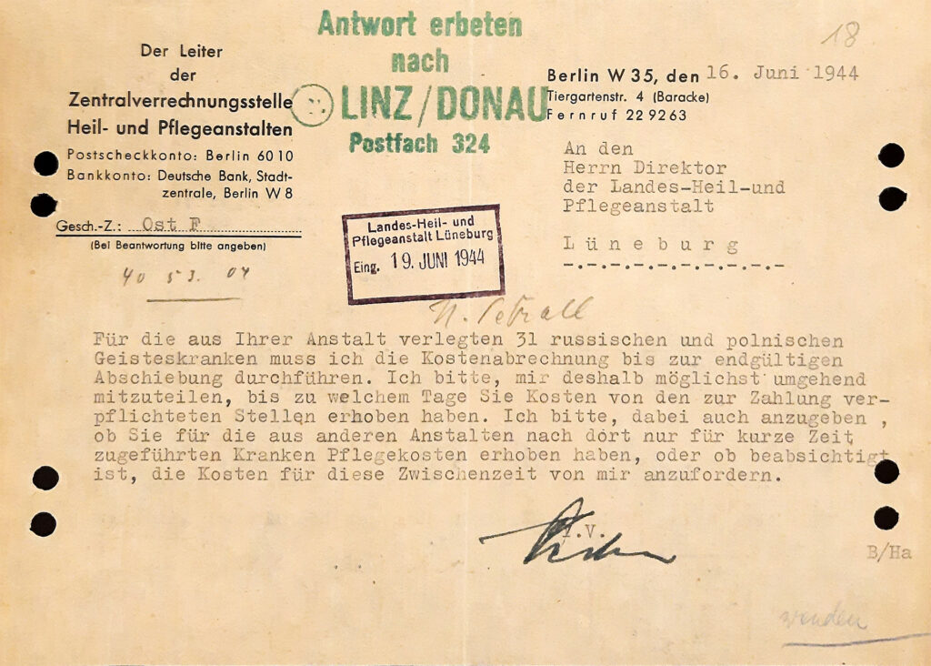 Es ist ein vergilbter Brief. Er ist mit der Schreibmaschine getippt. Absender ist die "T4"-Zentrale in Berlin. In der Mitte ist ein Stempelabdruck mit dem Hinweis, dass sämtliche Post zu den Zwangsarbeiter*innen nach Linz weiterzuleiten ist, weil sich die Verrechnungsstelle inzwischen dort befindet.