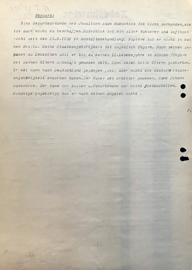 Die Todesanzeige ist ein Vordruck. Das Papier ist leicht vergilbt. Es ist mit der Schreibmaschine ausgefüllt. Auf der Rückseite ist ein längerer Vermerk mit Schreibmaschine geschrieben. Die Todesanzeige ist handschriftlich unterzeichnet.