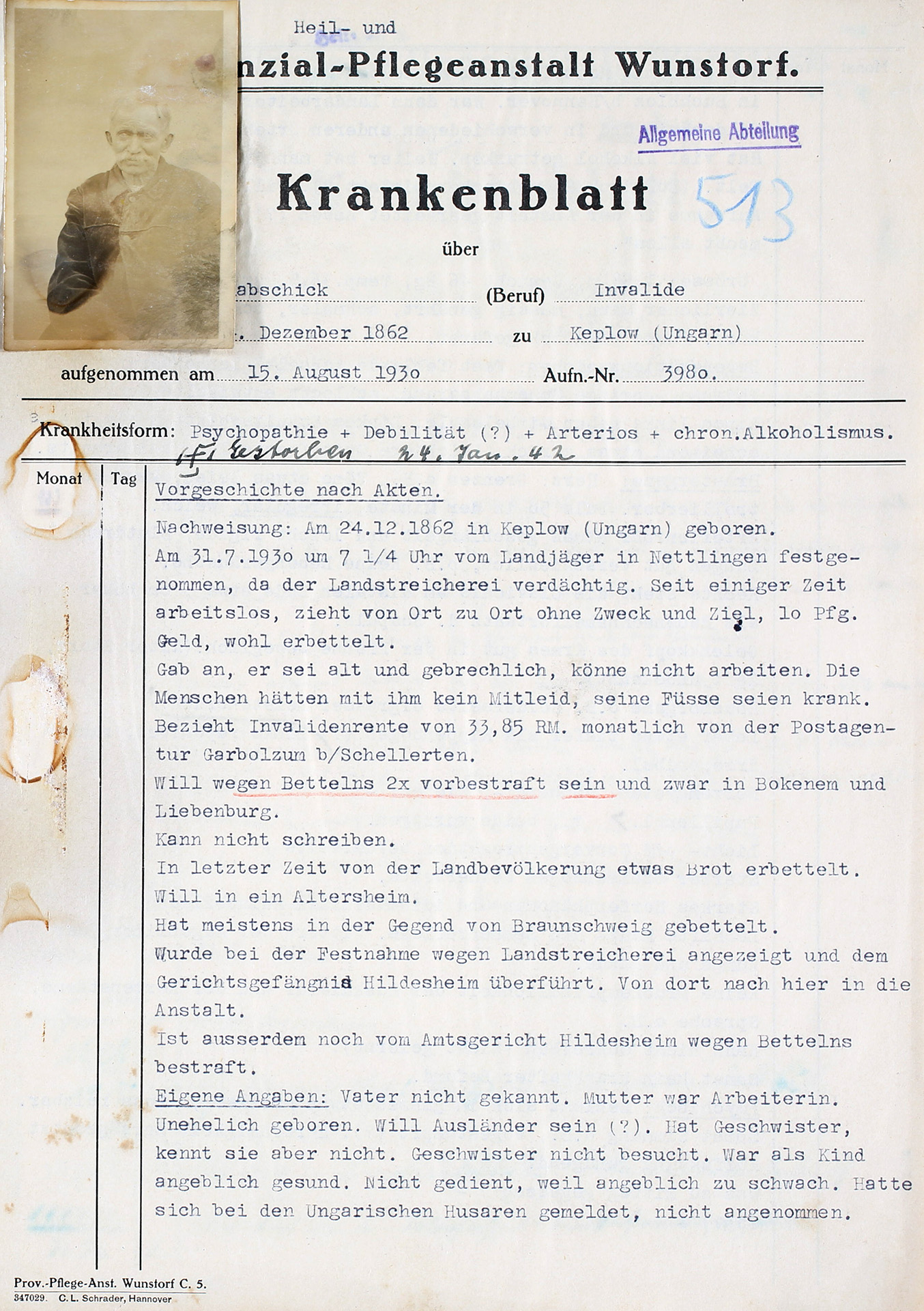 Der Vordruck ist mit der Schreibmaschine ausgefüllt. In der linken oberen Ecke ist sein Foto aufgeklebt. Das Krankenblatt hat links einige Flecken.