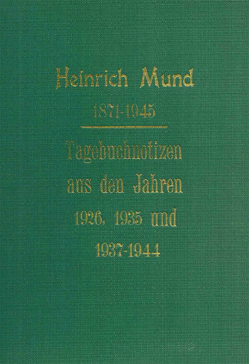 Der Titel des Buches ist in grünes Leinen gebunden. Mit großen goldenen Buchstaben sind Titel und Autor aufgedruckt. Die Seiten des Buches sind eng bedruckt. Oben ist die Seitenzahl zu finden, darunter der getippte Text. Es handelt sich um eine schreibmaschinen-getippte Abschrift des handschriftlichen Originals.