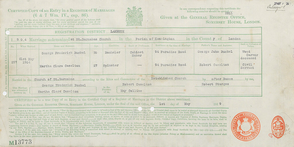 Die Heiratsurkunde ist leicht vergilbt. Das Formular ist mit grüner Schrift gedruckt und die Angaben mit schwarzer Schreibmaschine ausgefüllt. Unten rechts befindet sich ein rotes Siegel des »Central Register Office England«.