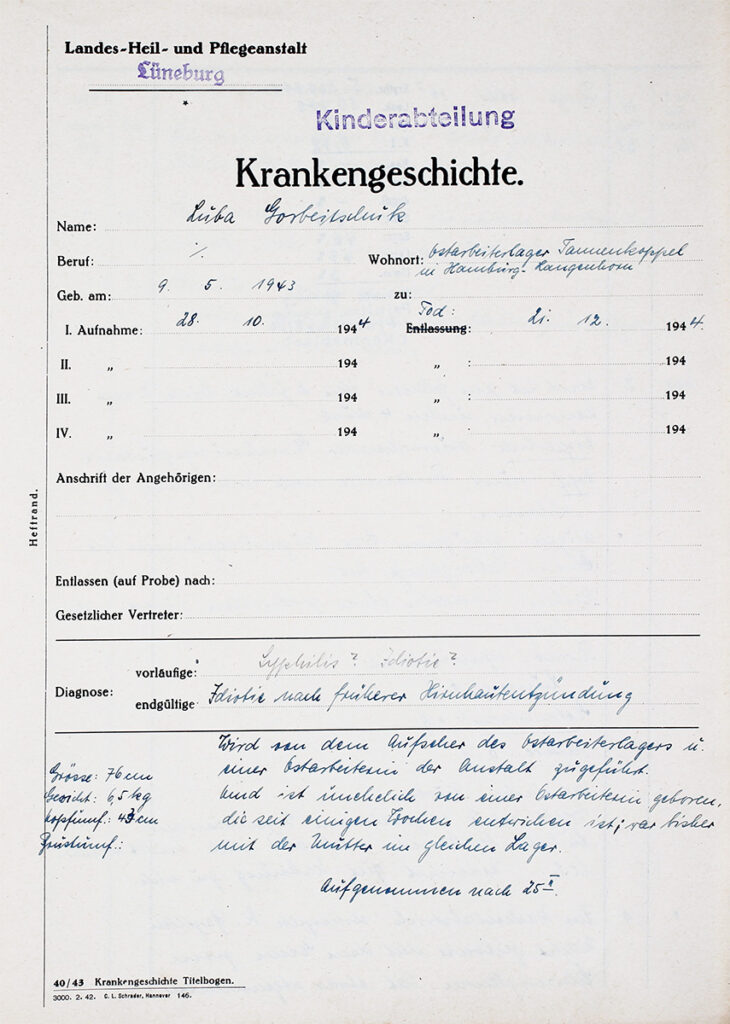 Der Vordruck wurde handschriftlich ausgefüllt. Die Handschrift ist einheitlich. Die vorläufigen Diagnosen sind mit Bleistift geschrieben und mit Fragezeichen versehen.