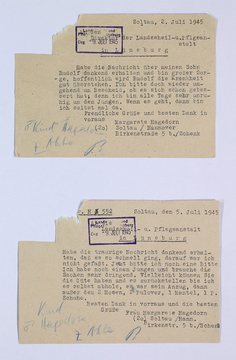 Die Karten sind etwas vergilbt. Die obere linke Ecke ist abgerissen. Sie sind mit Schreibmaschine beschrieben. Mit blauem Stift sind Notizen zum Kind darauf geschrieben.