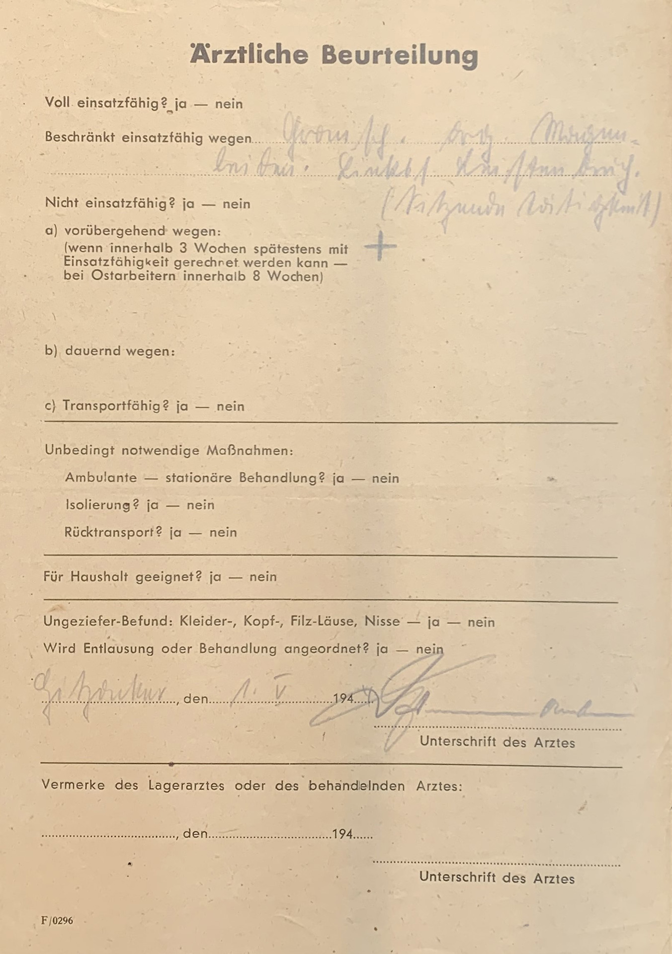 Das ist ein Vor-Druck. Er ist ausgefüllt vom Lager-Arzt. Er muss entscheiden: Kusima Teslenko muss im Kranken-Haus bleiben. Oder Kusima Teslenko kann zurück in das Arbeits-Lager. Zurück in die Zwangs-Arbeit. Der Vor-Druck ist von 1944.