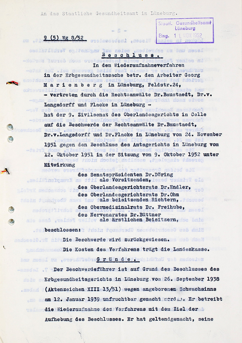 Der Beschluss ist mit Schreibmaschine verfasst. Er ist vier Seiten lang. Er ist handschriftlich unterzeichnet. Neben der Unterschrift ist ein Siegel aufgebracht.