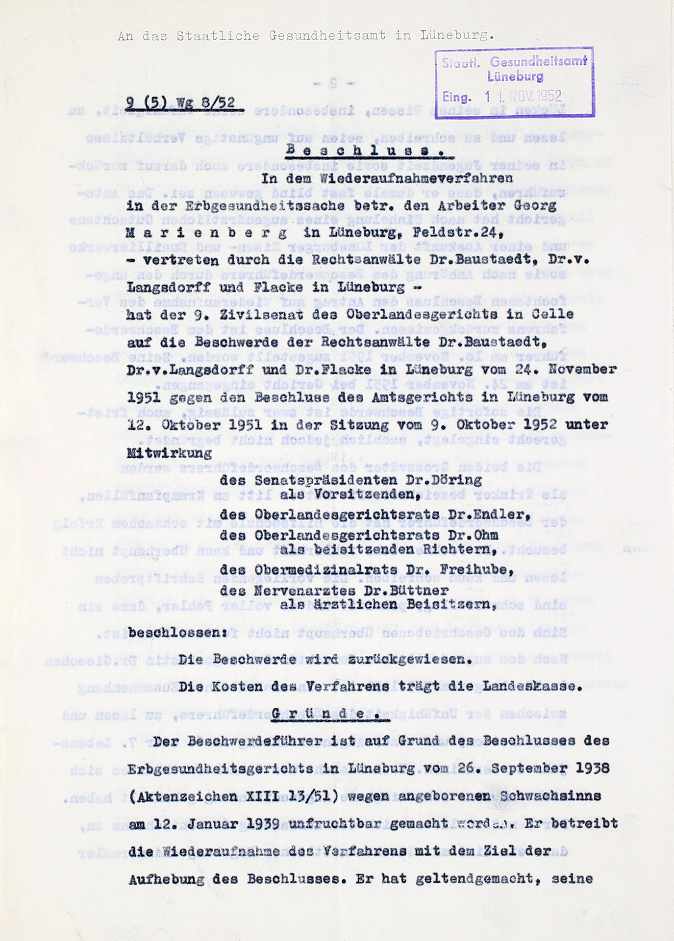 Der Beschluss ist mit der Schreibmaschine verfasst. Das Papier ist gelocht und wirkt kaum gebraucht. Oben rechts ist ein blauer Eingangsstempel des Gesundheitsamtes Lüneburg.