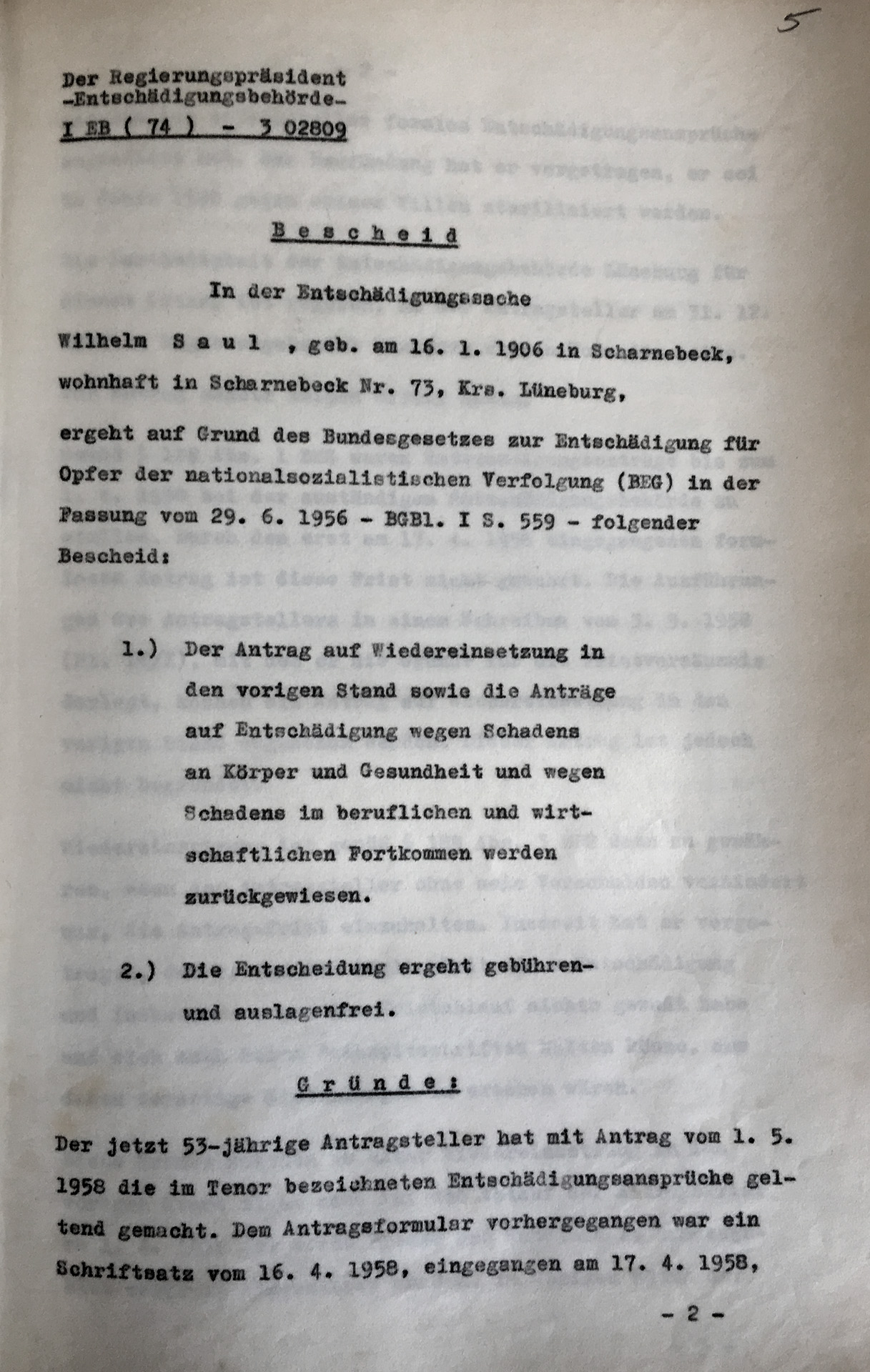 Der Bescheid ist auf dünnes Papier mit der Schreibmaschine geschrieben. Er ist in einem beigen Pappordner abgeheftet. Das Papier ist leicht vergilbt.