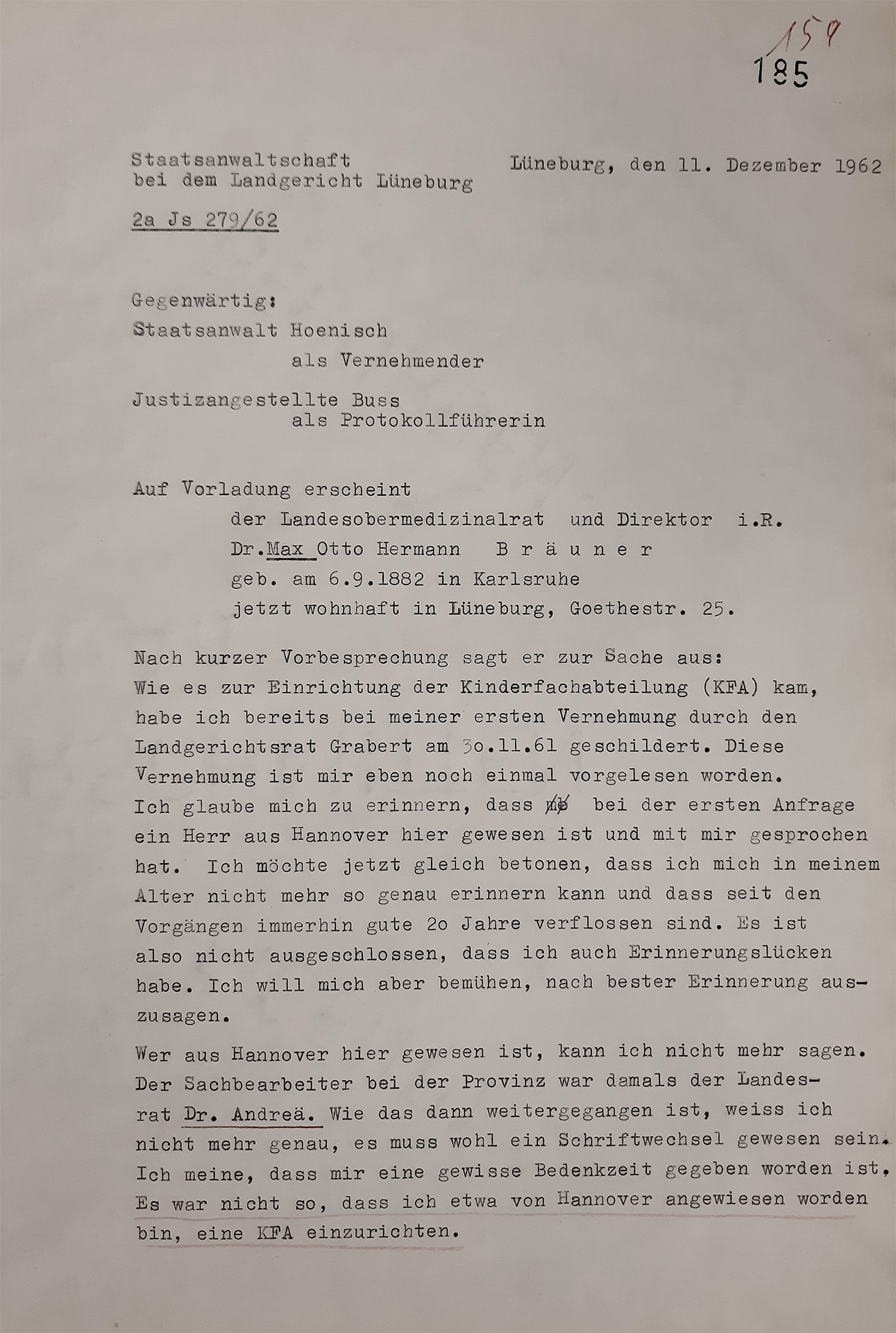 Das Protokoll ist mit der Schreibmaschine verfasst. Die Seiten sind eng beschrieben und links gelocht. Einzelne Namen und Ausdrücke sind handschriftlich rot unterstrichen.