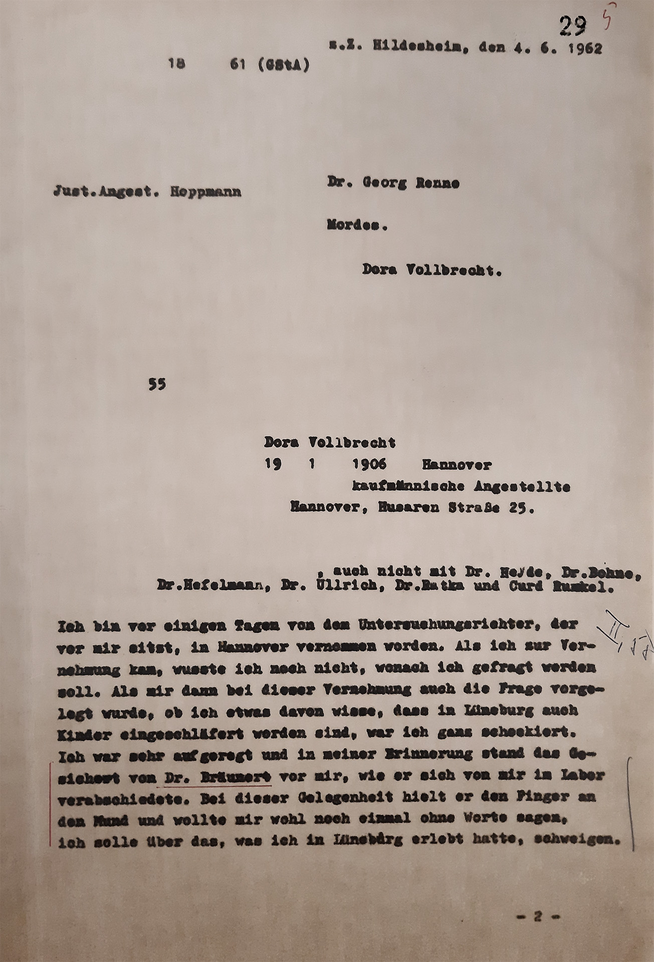 Das Protokoll ist mit der Schreibmaschine verfasst. Die Seiten sind eng beschrieben und links gelocht. Einzelne Namen und Ausdrücke sind handschriftlich rot unterstrichen.