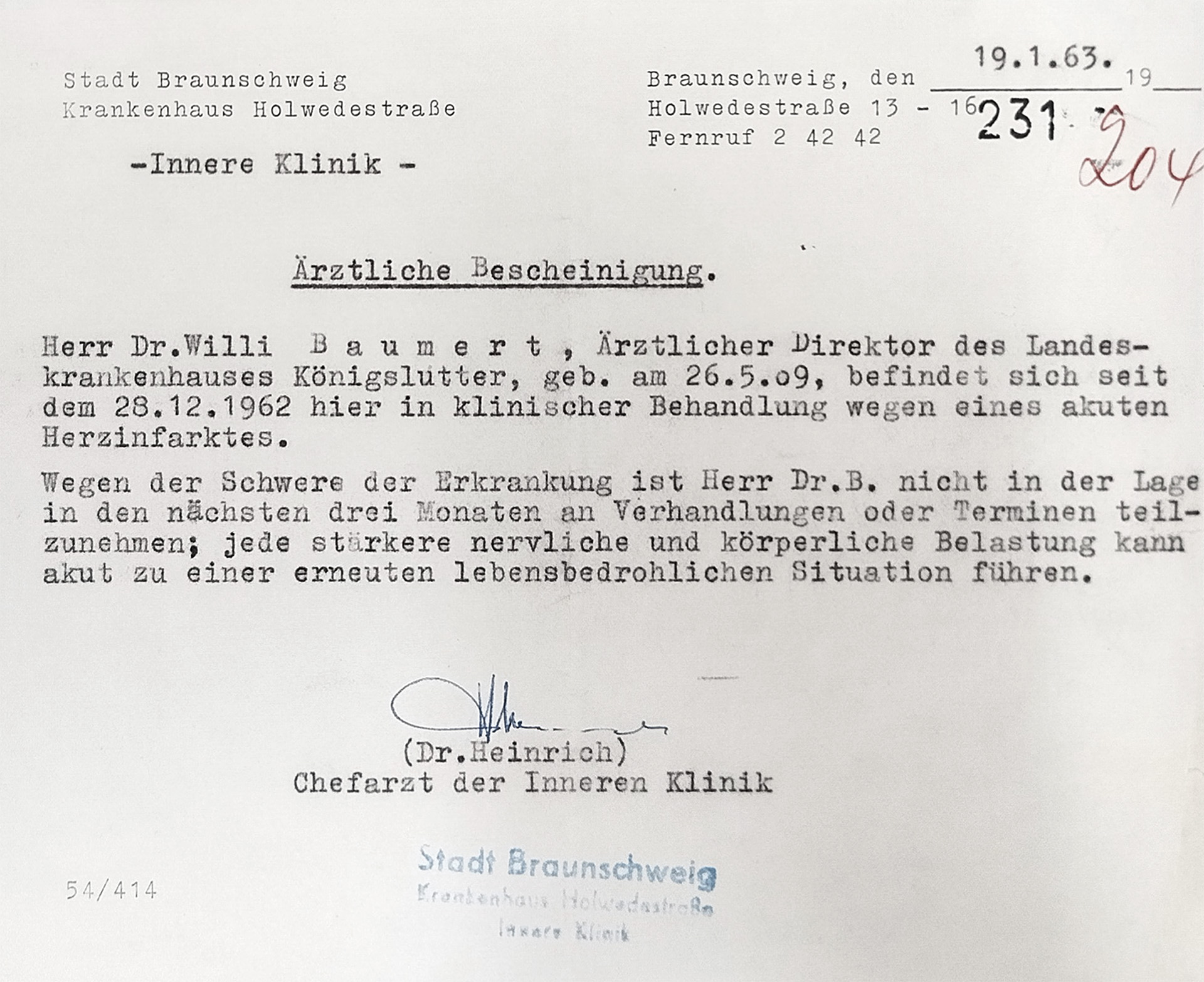Die Bescheinigung ist auf einer halben Seite mit der Schreibmaschine verfasst. Sie ist handschriftlich unterzeichnet.