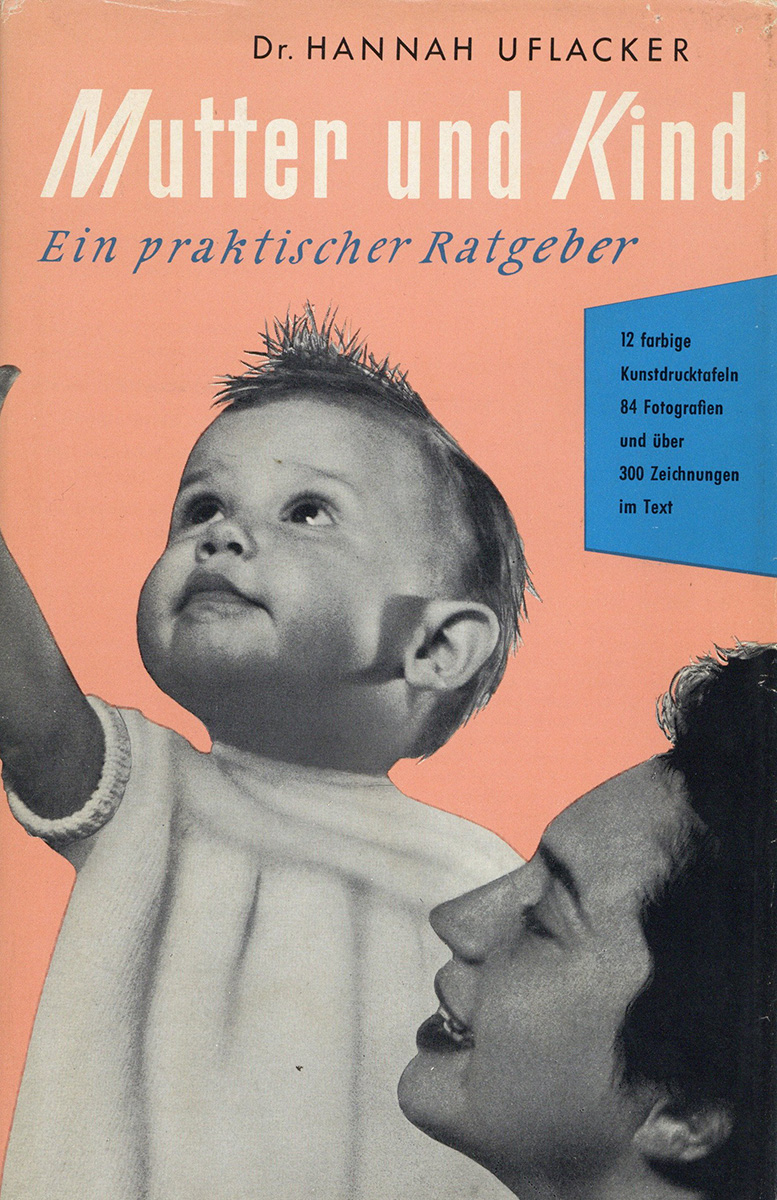 Der Titel des Buches zeigt die schwarz-weiße Fotografie einer Mutter und eines Kleinkinds vor orangenem Hintergrund. Die Mutter blickt zu ihrem Kind hinauf, welches den rechten Arm nach oben streckt und seiner Hand hinterher zu schauen scheint.