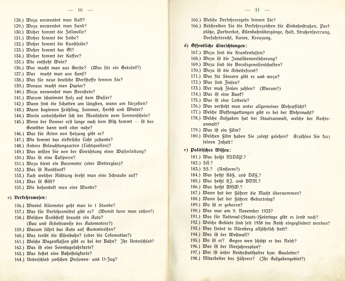 Die Seiten 10 und 11 des Buchs sind aufgeschlagen. Das Papier ist vergilbt. In enger Schrift sind die Fragen thematisch sortiert aufgedruckt. Unter der Überschrift »Politisches Wissen« sind Fragen wie »Was heißt NSDAP?« oder »Wann hat der Führer Geburtstag?« zu lesen.