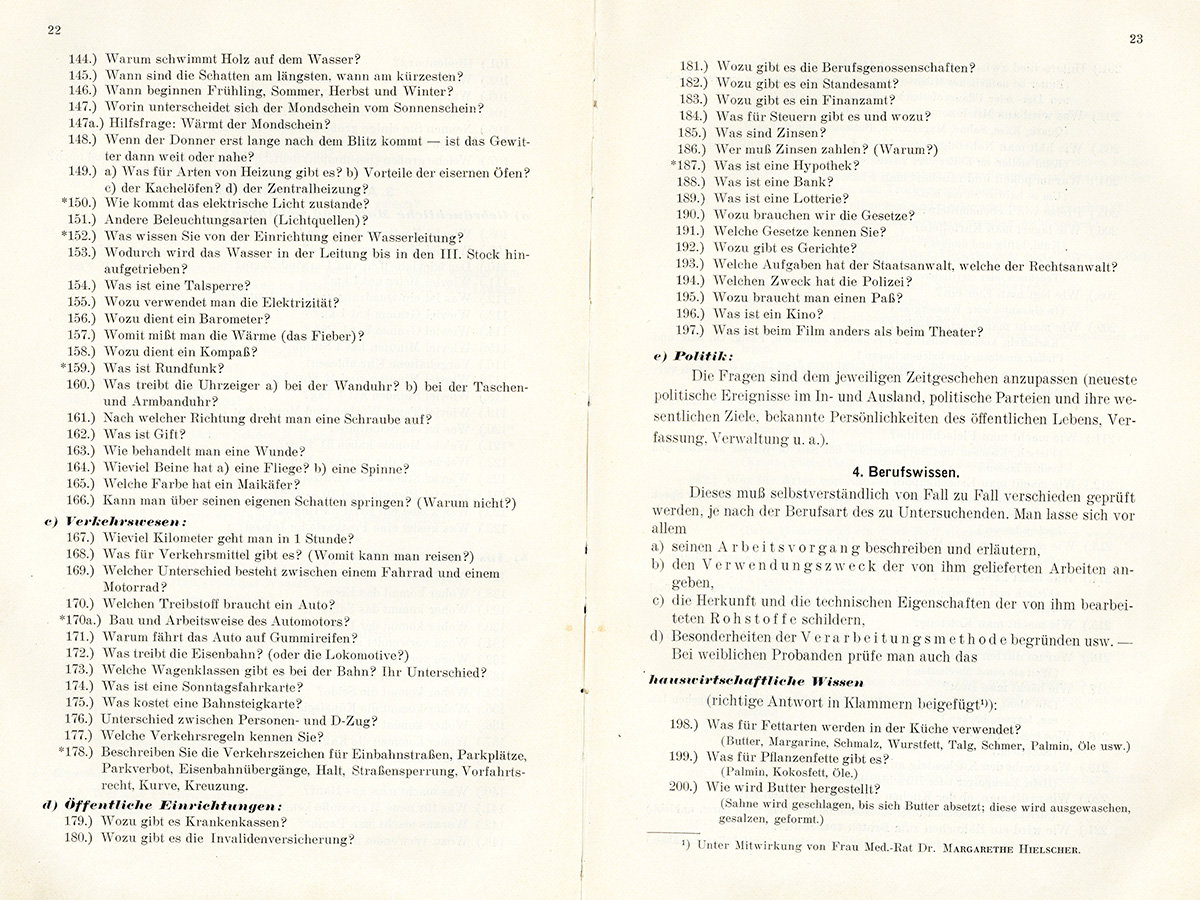 Die Seiten 22 und 23 des Buchs sind aufgeschlagen. Das Papier ist vergilbt. In enger Schrift sind die Fragen thematisch sortiert aufgedruckt. Unter der Überschrift »Politik« sind keine konkreten Fragen mehr zu lesen. Stattdessen der Hinweis, die Fragen an das jeweilige Zeitgeschehen anzupassen.
