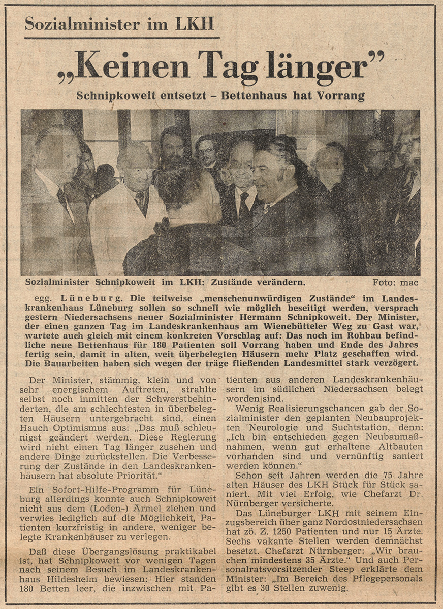 Die Zeitungsseite ist vergilbt. Der Artikel ist zweispaltig geschrieben. Unter der Überschrift ist ein großes schwarz-weißes Foto. Es zeigt den Besuch des Sozialministers im Landeskrankenhaus anlässlich der Eröffnung.
