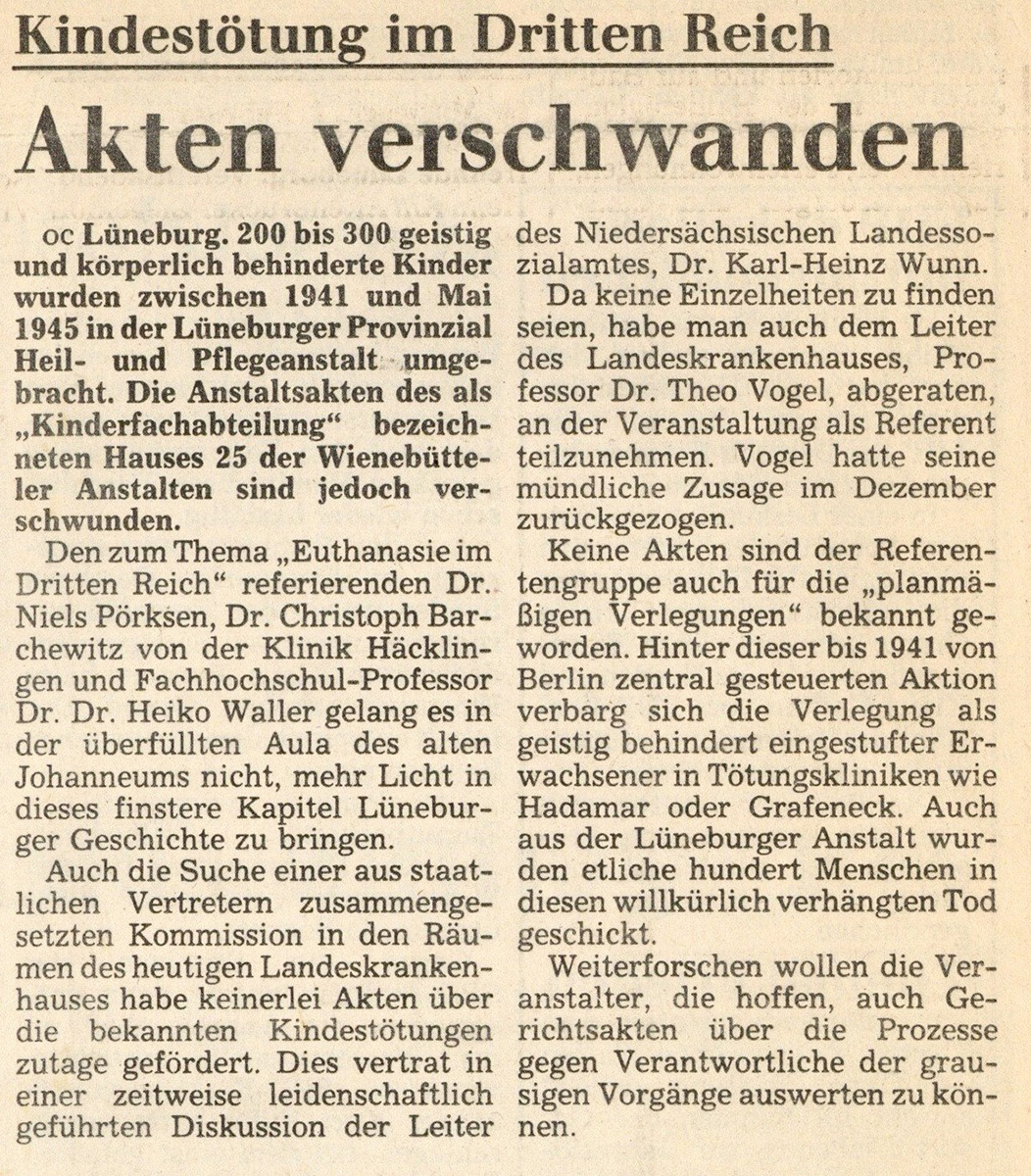 Der Zeitungsartikel ist zweispaltig. Das Papier ist vergilbt.