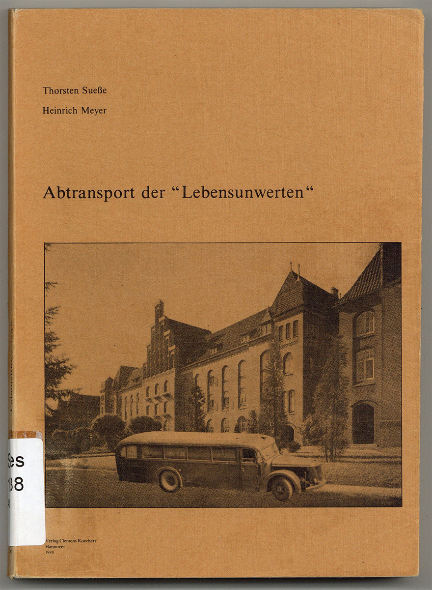 Der Titel des Buches zeigt unter den Angaben zum Buch ein schwarz-weißes Foto auf einem orangenen Hintergrund. Auf dem Foto ist das Hauptgebäude der Heil- und Pflegeanstalt Lüneburg zu sehen. Auf die Straße vor dem Gebäude ist in einer Fotomontage ein alter Postbus eingesetzt.