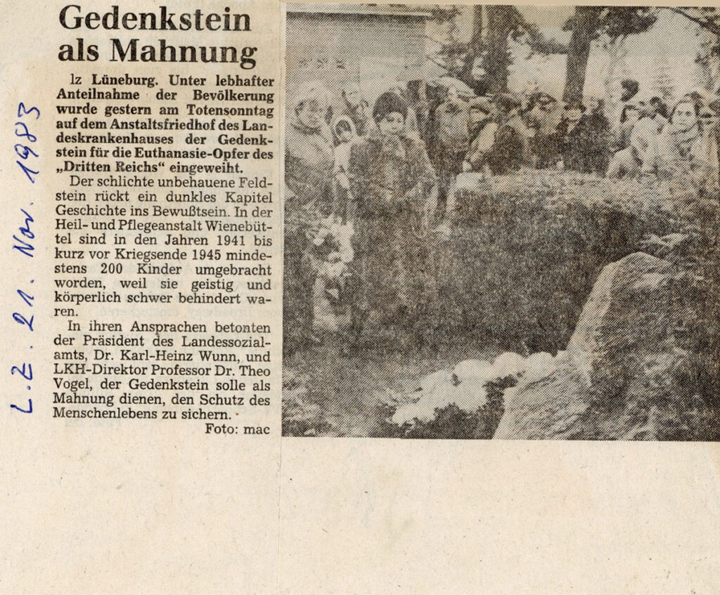 Der Zeitungsbericht ist einspaltig in drei Absätzen. Neben dem Artikel ist ein schwarz-weißes Foto des Gedenksteines mit vielen Besuchenden.