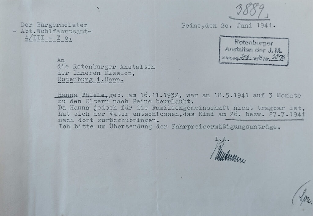 Das Antwortschreiben ist mit der Schreibmaschine verfasst. Es ist eine halbe Seite lang. Handschriftlich sind der Name von Hanna Thiele und das Datum ihrer Rückkehr unterstrichen.