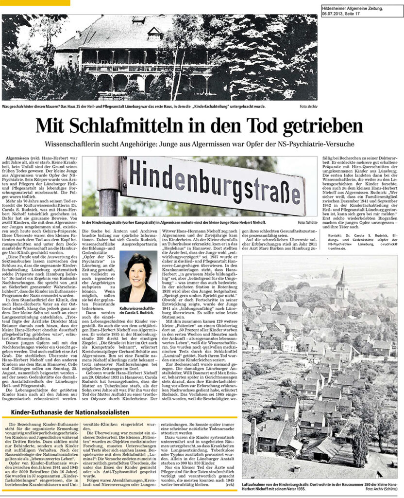 Der Artikel geht über eine Seite. Er hat drei Spalten. Es sind vier Fotos um den Text herum angeordnet. Ein Foto oben zeigt ein Foto eines Hauses der Heil- und Pflegeanstalt. Darunter ein Straßenschild der »Hindenburgstraße«, in der eines der Kinder gewohnt hatte. Darunter ist ein kleines Porträtfoto von Carola S. Rudnick und unten rechts findet sich ein größeres Foto. Es ist eine schwarz-weiße Luftaufnahme der Hindenburgstraße.
