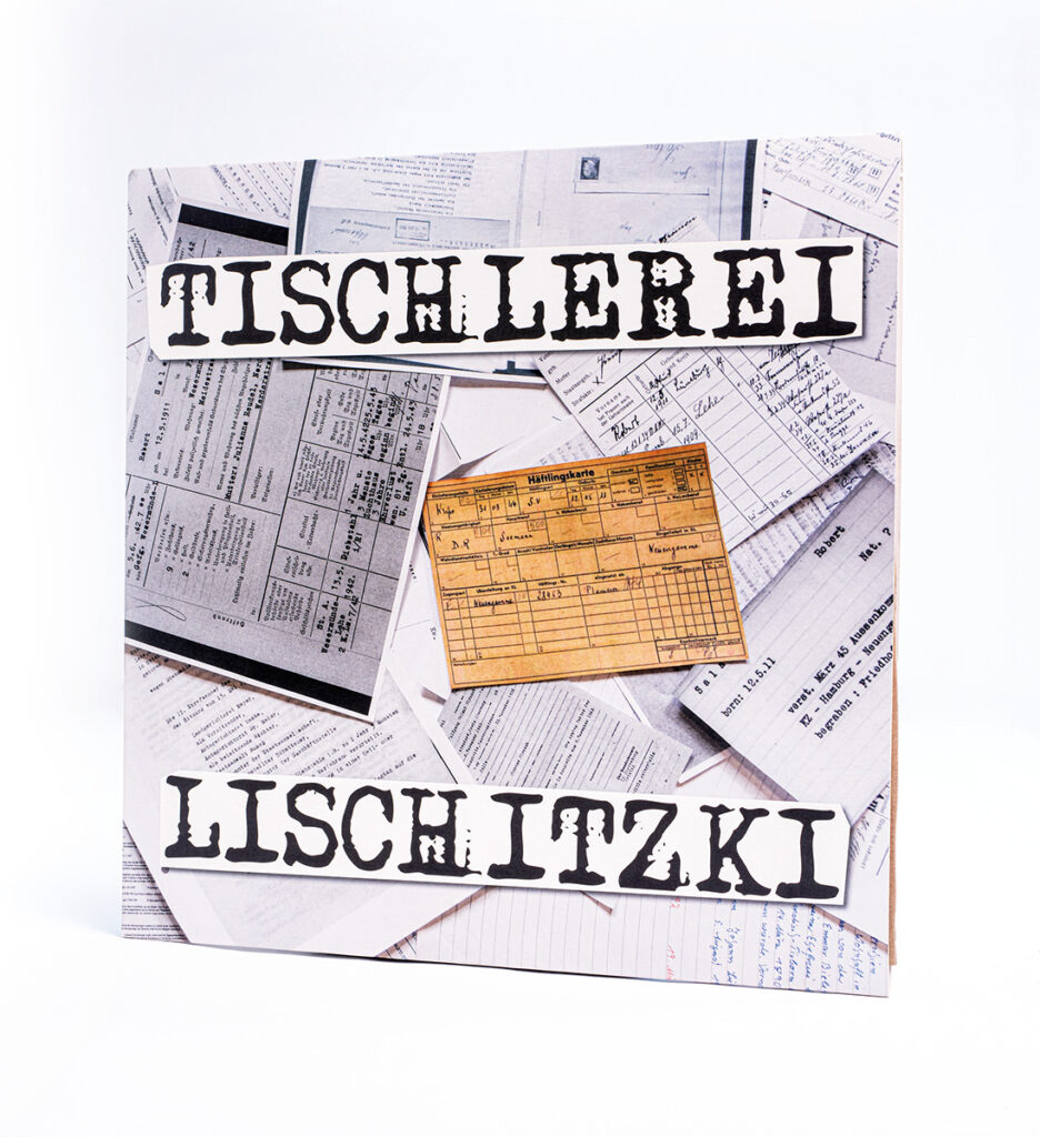 Es ist eine farbige Papierhülle. In großen Buchstaben steht der Name der Band auf der Hülle. Im Hintergrund sind sehr viele verschiedene Dokumente und Unterlagen in chaotischer Anordnung abgebildet.