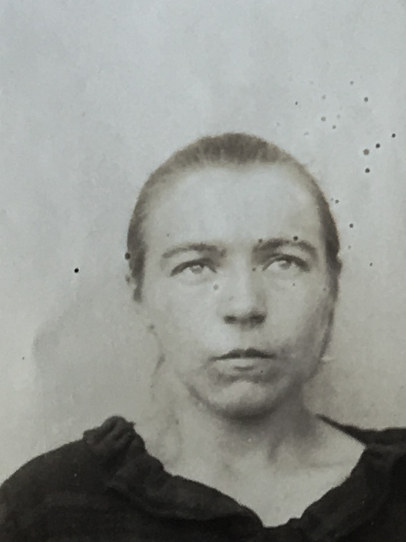Es ist ein schwarz-weißes Porträtfoto. Anna Meyer ist in der unteren Hälfte des Foto zu sehen. Sie trägt die Haare streng nach hinten gebunden. Sie trägt ein dunkles Oberteil. Sie blickt ernst in die Kamera.