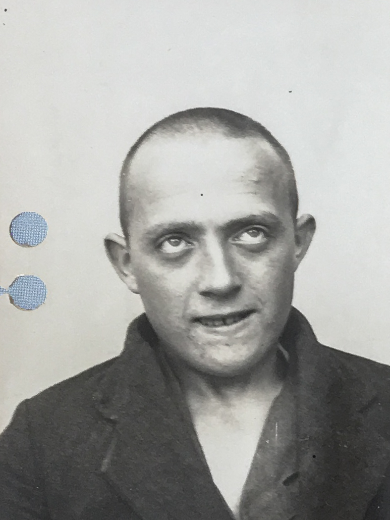 Es ist ein schwarz-weißes Porträtfoto. Hermann Körtke trägt eine dunkle Jacke mit breitem Kragen ohne Hemd darunter. Sein Haar ist kurz geschoren. Er hat beide Augen nach oben verdreht. Sein Mund ist leicht geöffnet.