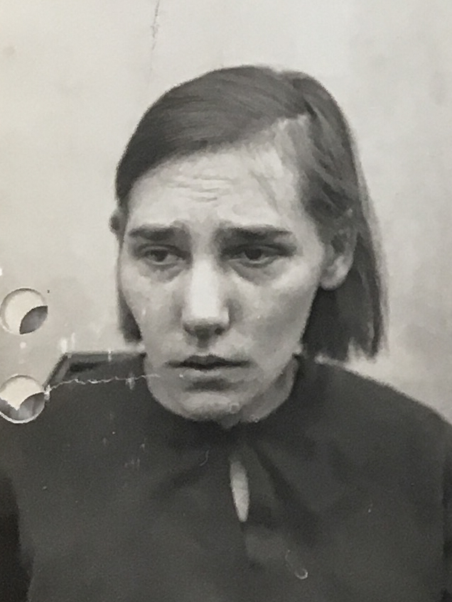 Es ist ein schwarz-weißes Porträtfoto. Luise Ragotzki trägt eine dunkle Bluse. Ihr Haar ist locker nach hinten frisiert. Sie guckt mit ernstem Blick leicht nach links.