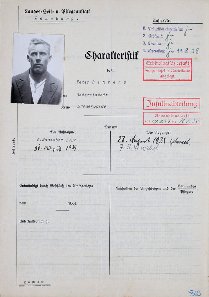 Das Krankenblatt ist an der Seite gelocht. Es ist gedruckt. Es wurde mit der Hand ausgefüllt. Das Foto ist leicht schief aufgeklebt.