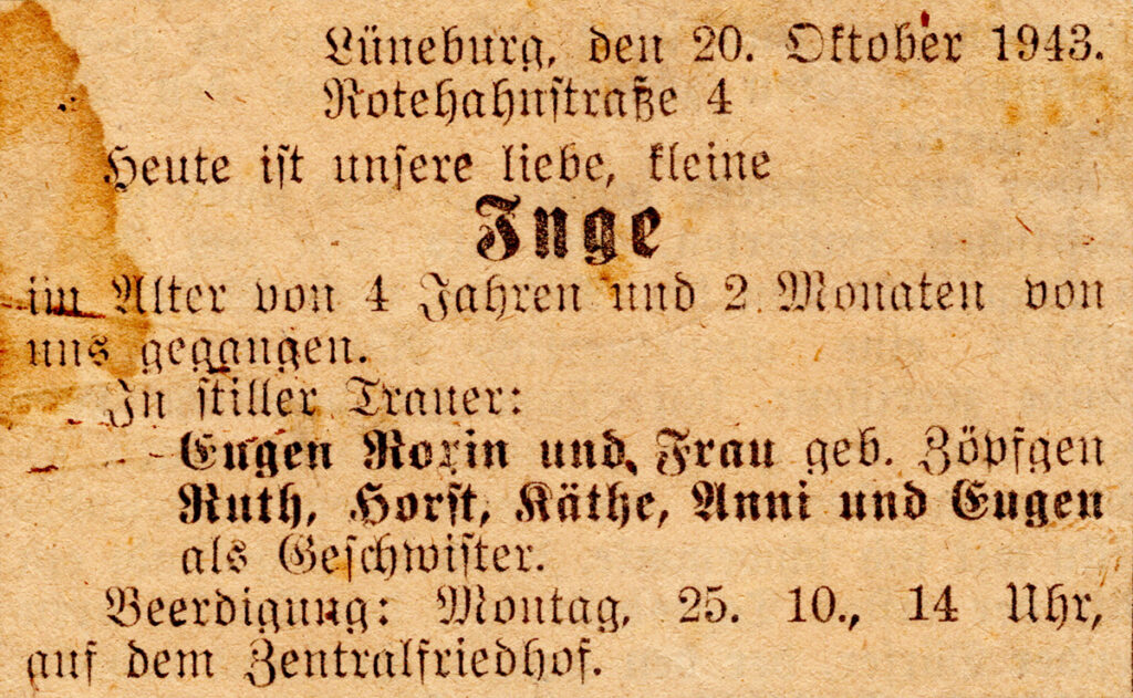 Es ist eine Sterbeanzeige aus einer Zeitung. Das Papier ist vergilbt. Die Anzeige ist mit einer Schere aus der Zeitung ausgeschnitten worden. Die Eltern und Geschwister sind namentlich und "in stiller Trauer" genannt. Auch Ort und Zeit der Beerdigung sind abgedruckt. Die Beerdigung soll am 25. Oktober um 14 Uhr auf dem Zentralfriedhof Lüneburg stattfinden.