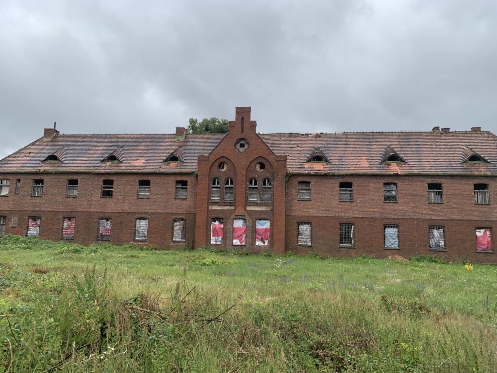 Häftlingsbaracke des ehemaligen Außenlagers Groß-Rosen in Owinsk, beim ehemaligen Anstaltsgelände der Heil- und Pflegeanstalt Treskau-Owinsk, 2023.