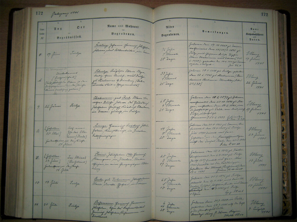 Es ist ein Farbfoto von einem aufgeschlagenen Buch mit vergilbten Seiten. Die Einträge sind handschriftlich. Jede Zeile ist ein Eintrag. Einer der Einträge ist der zu Olga Schulze. Die Handschrift ist schwer leserlich und der Eintrag ist mit schwarzer Tinte geschrieben.